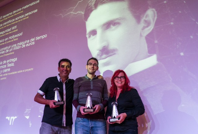 Premios Tesla Con XXX y @Claragrima, primer y tercer Premio Tesla respectivamente