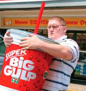 Hombre-con-refresco-gigante-blogs_villagevoice_com_