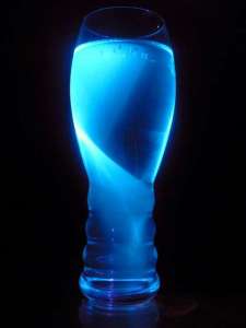 Fluorescing-gin-tonic