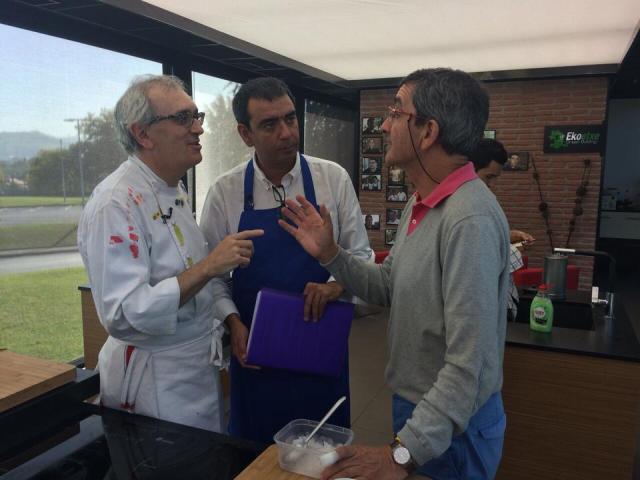 Xabi Gutiérrez, Yanko Iruin (asesor científico) y un servidor discutiendo sobre una de las recetas del programa