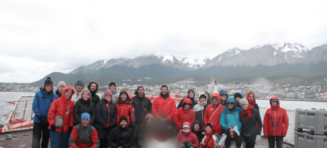 Imagen 1. Todo el equipo científico de PEGASO zarpando del puerto de Ushuaia, 02/01/2015 (Fuente: http://www.icm.csic.es/icmdivulga/ca/campana-pegaso-01.htm).