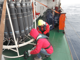 Imagen 11. Científicos muestrando de la Roseta-CTD mientras nieva.