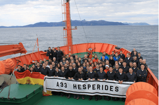 Imagen 13. Fotografía fin de campaña: científicos, personal UTM y dotación de la Armada.