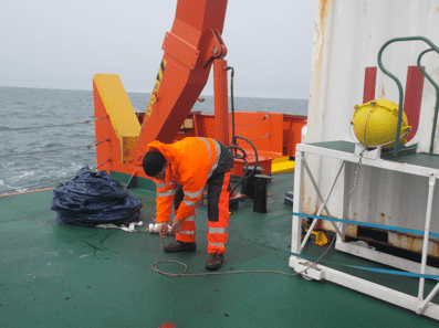 Imagen 6. Preparación de una de las boyas lagrangianas, para lanzarlas una vez encontrado el bloom.