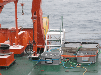 Imagen 7. Zona de experimentos con los tanques de incubación en la cubierta de popa, un día de nevada.