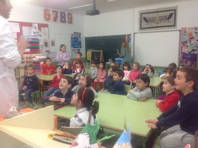 Los chavales atendiendo cuando les explicamos a que se dedican los científicos. Sus caras lo dicen todo.