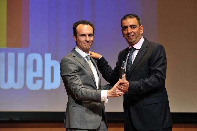 Recogiendo el premio de manos de Víctor Rodríguez, editor jefe de laverdad.es.
