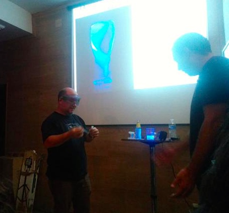 Alberto Márquez haciendo el experimento del Gin Tonic