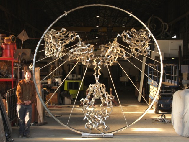 Julian Voss-Andreae en su estudio con 